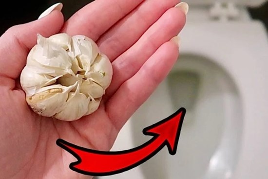 Ném 1 tép tỏi vào bồn cầu: Công dụng quý, nhà nào cũng cần đến