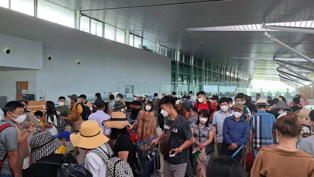 Hàng nghìn khách du lịch đang mắc kẹt ở Phú Quốc-6