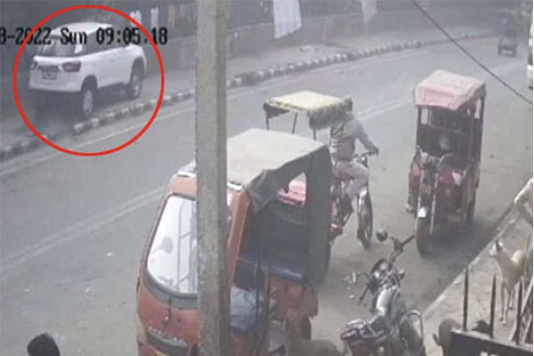Ấn Độ: Cán xe qua người 3 đứa trẻ, tài xế bị đánh bầm dập-1