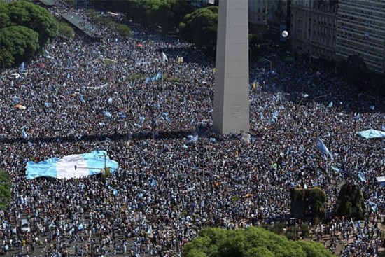 Chùm ảnh: Hàng vạn CĐV Argentina tại Buenos Aires xuống đường mừng chức vô địch World Cup