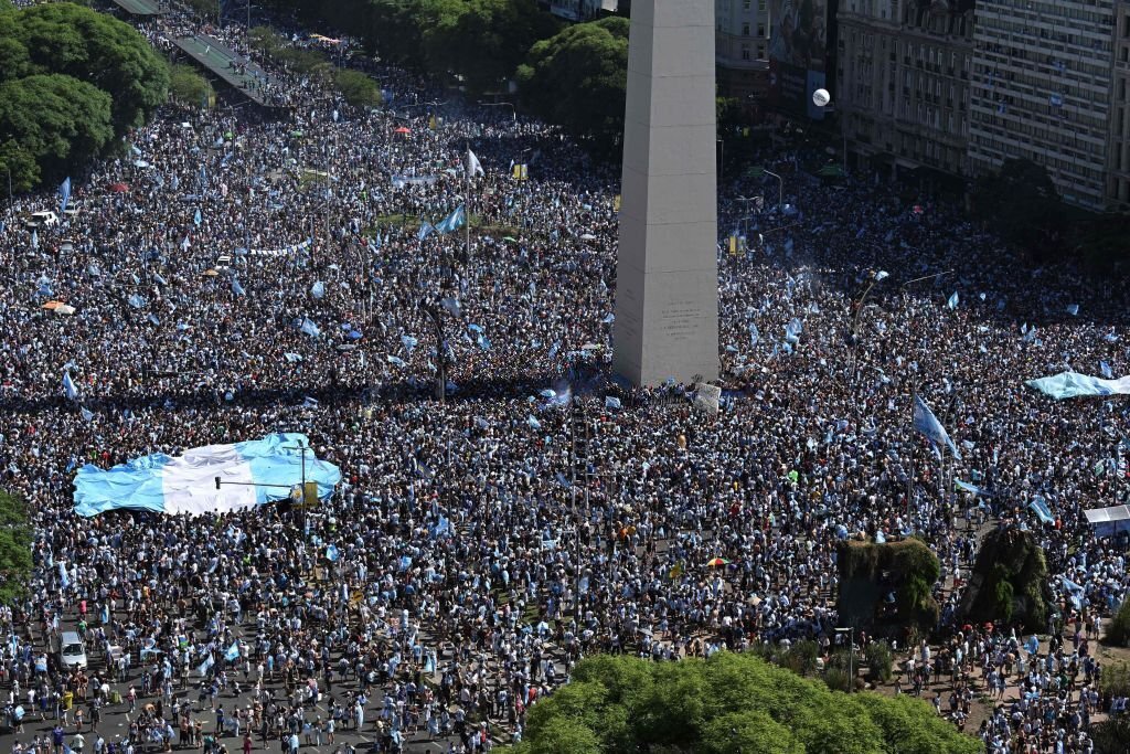 Chùm ảnh: Hàng vạn CĐV Argentina tại Buenos Aires xuống đường mừng chức vô địch World Cup-1