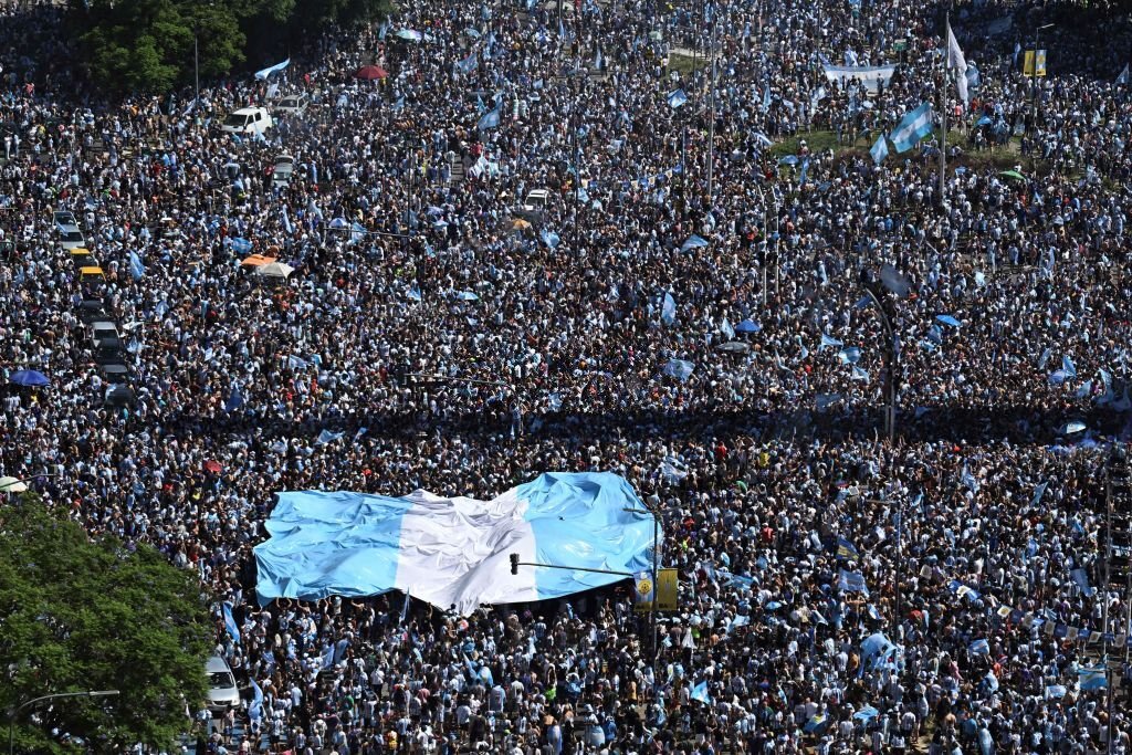 Chùm ảnh: Hàng vạn CĐV Argentina tại Buenos Aires xuống đường mừng chức vô địch World Cup-2