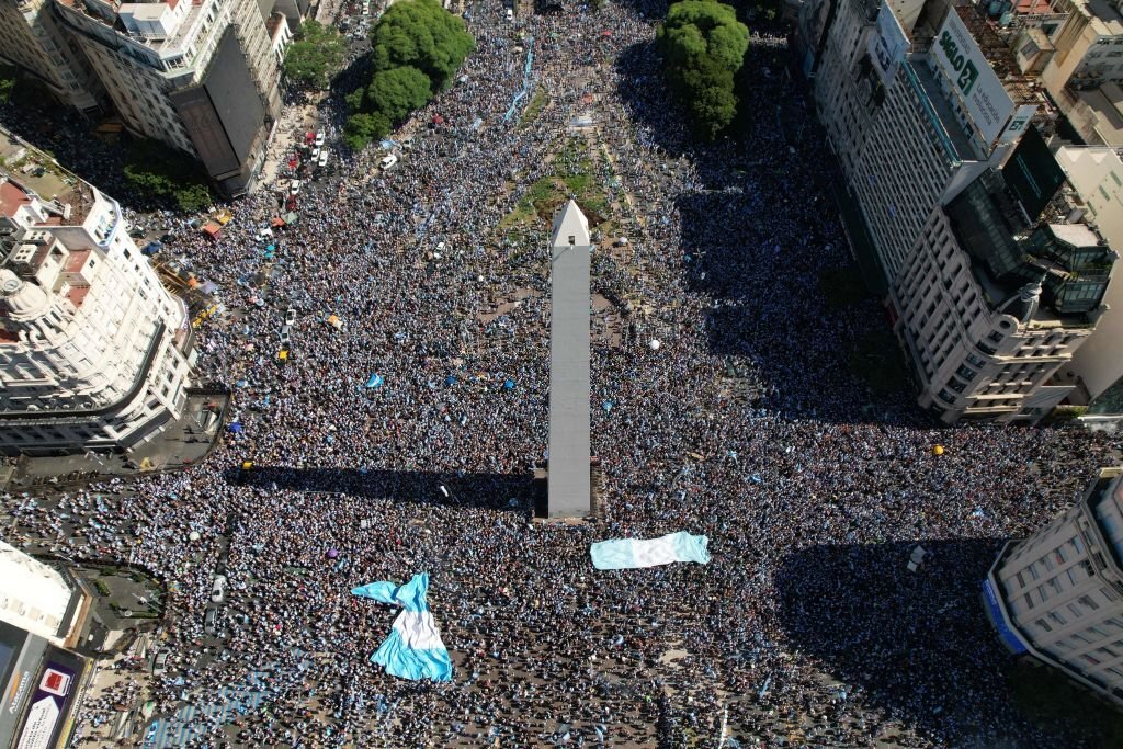 Chùm ảnh: Hàng vạn CĐV Argentina tại Buenos Aires xuống đường mừng chức vô địch World Cup-3