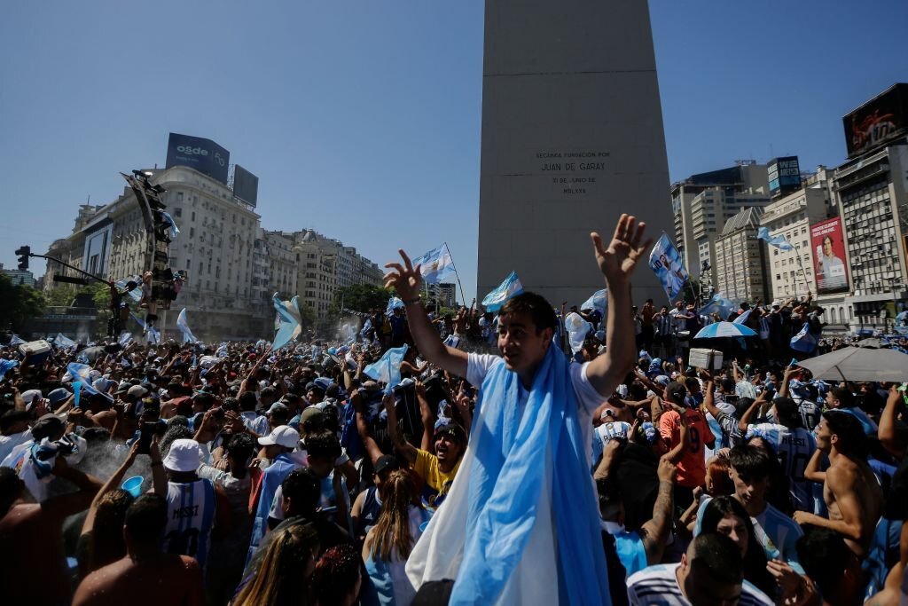 Chùm ảnh: Hàng vạn CĐV Argentina tại Buenos Aires xuống đường mừng chức vô địch World Cup-9