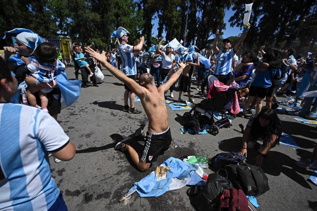 Chùm ảnh: Hàng vạn CĐV Argentina tại Buenos Aires xuống đường mừng chức vô địch World Cup-10