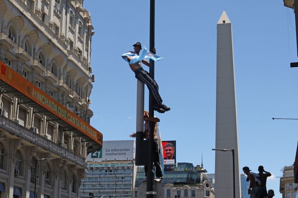 Chùm ảnh: Hàng vạn CĐV Argentina tại Buenos Aires xuống đường mừng chức vô địch World Cup-11