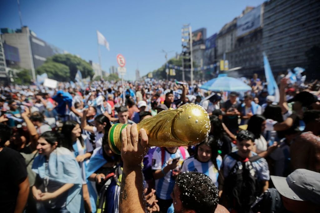 Chùm ảnh: Hàng vạn CĐV Argentina tại Buenos Aires xuống đường mừng chức vô địch World Cup-12