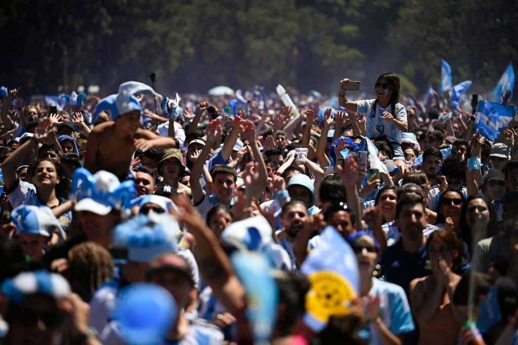 Chùm ảnh: Hàng vạn CĐV Argentina tại Buenos Aires xuống đường mừng chức vô địch World Cup-13