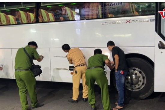 TP.HCM: Cha tử vong, con trai bị thương nặng vì va chạm xe khách