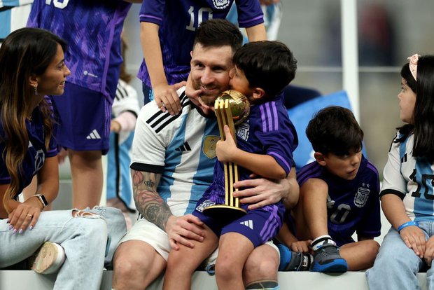 Cậu ấm nhà Messi ngất xỉu trên khán đài-8
