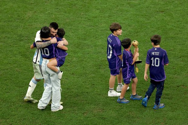 Cậu ấm nhà Messi ngất xỉu trên khán đài-10