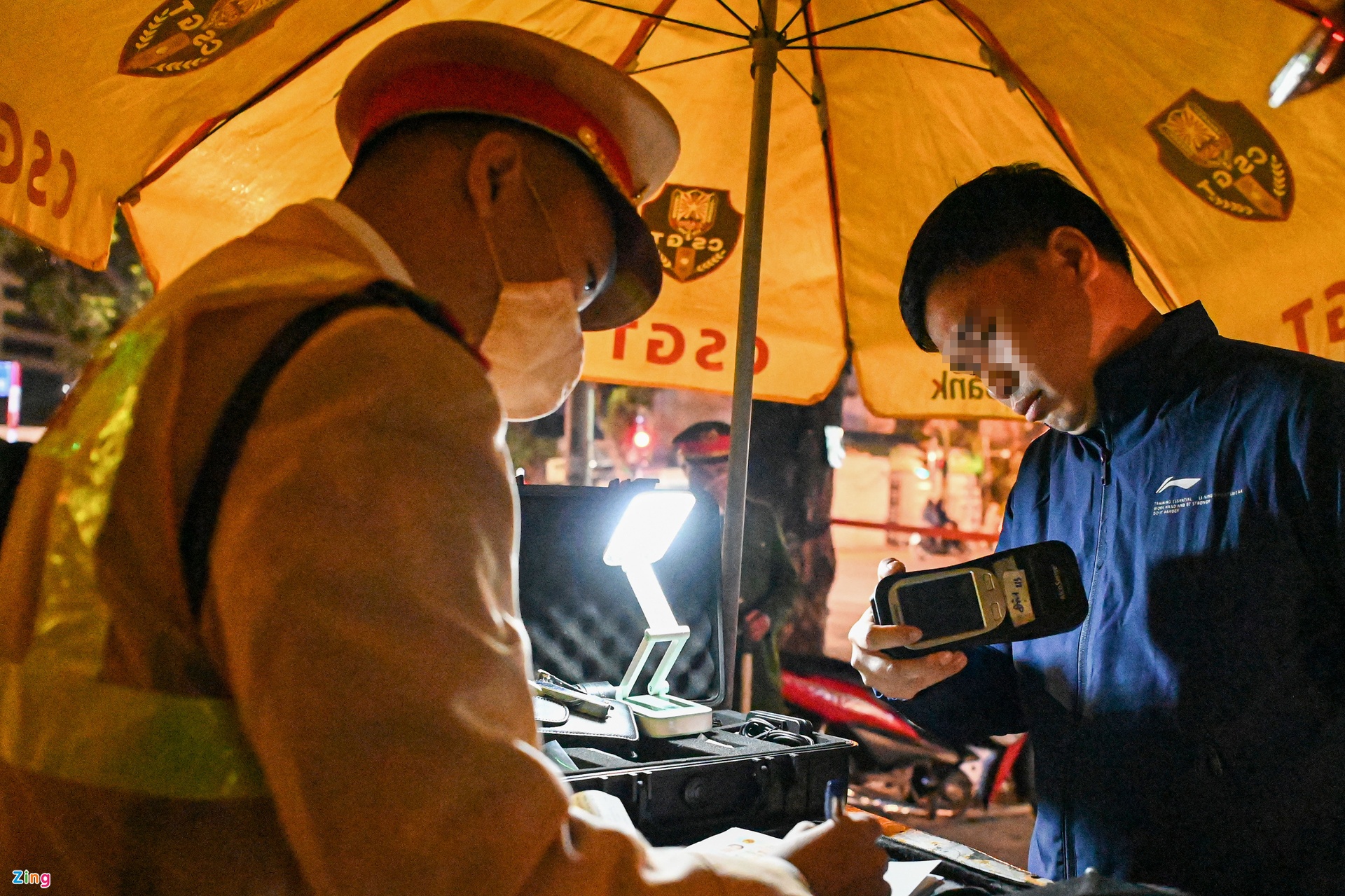 Vi phạm nồng độ cồn, tài xế Mercedes lao vào xô đẩy cảnh sát-4