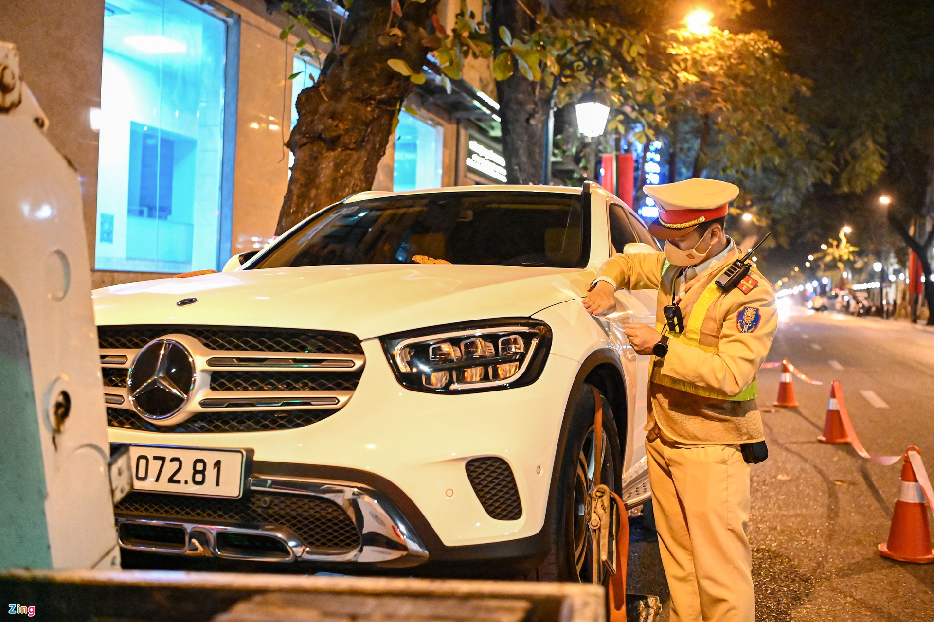 Vi phạm nồng độ cồn, tài xế Mercedes lao vào xô đẩy cảnh sát-7