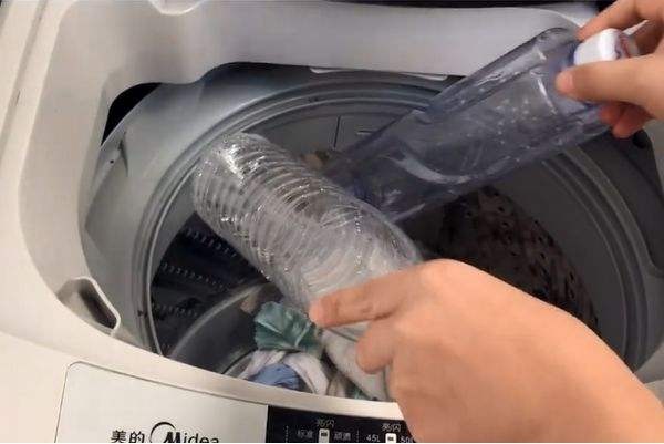 Ném 2 vỏ chai nước vào máy giặt, tưởng vô lý nhưng kết quả khiến ai nấy đều bất ngờ-2