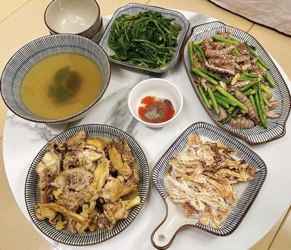 Đi làm về muộn, vợ&nbsp;vẫn tươm tất cơm ngon canh ngọt, toàn đồ ăn sạch bà ngoại gửi lên-6