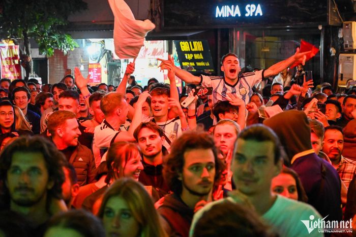 Rừng người nghẹt thở vì trận chung kết World Cup căng thẳng trên vỉa hè Hà Nội-16
