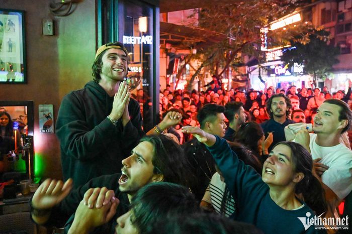 Rừng người nghẹt thở vì trận chung kết World Cup căng thẳng trên vỉa hè Hà Nội-14