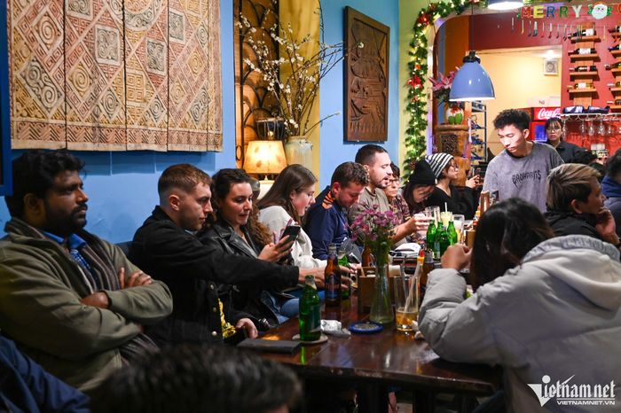 Rừng người nghẹt thở vì trận chung kết World Cup căng thẳng trên vỉa hè Hà Nội-6