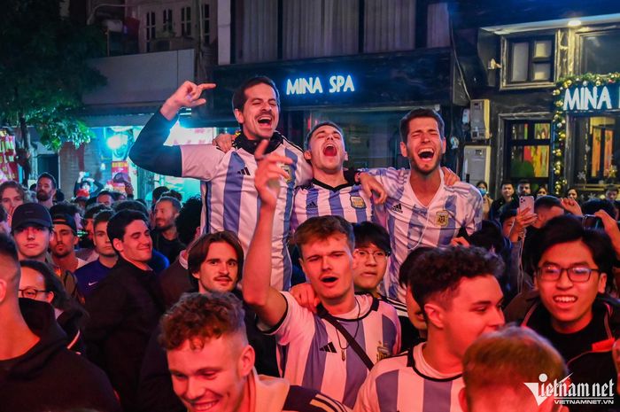 Rừng người nghẹt thở vì trận chung kết World Cup căng thẳng trên vỉa hè Hà Nội-22