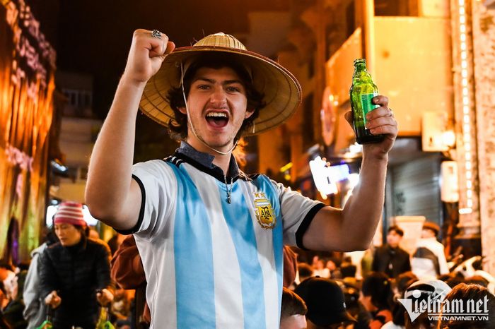 Rừng người nghẹt thở vì trận chung kết World Cup căng thẳng trên vỉa hè Hà Nội-7