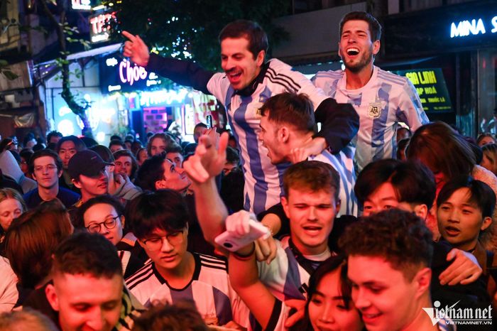 Rừng người nghẹt thở vì trận chung kết World Cup căng thẳng trên vỉa hè Hà Nội-11