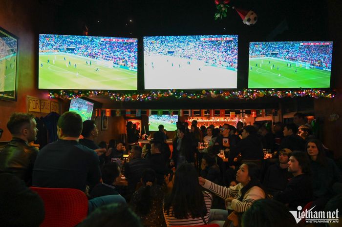 Rừng người nghẹt thở vì trận chung kết World Cup căng thẳng trên vỉa hè Hà Nội-3