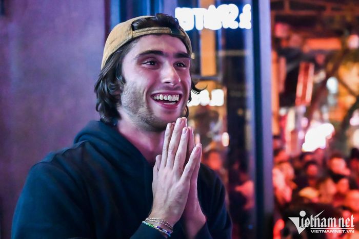 Rừng người nghẹt thở vì trận chung kết World Cup căng thẳng trên vỉa hè Hà Nội-15