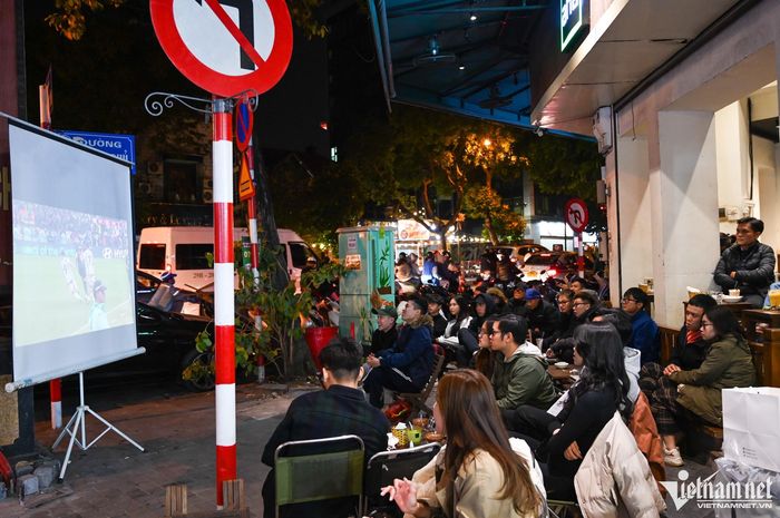 Rừng người nghẹt thở vì trận chung kết World Cup căng thẳng trên vỉa hè Hà Nội-5