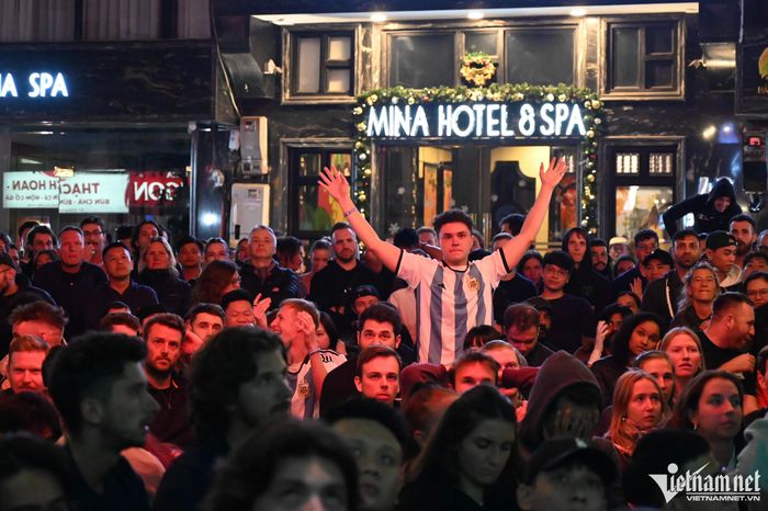 Rừng người nghẹt thở vì trận chung kết World Cup căng thẳng trên vỉa hè Hà Nội-2