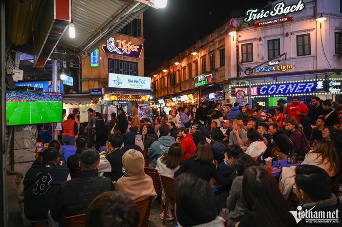 Rừng người nghẹt thở vì trận chung kết World Cup căng thẳng trên vỉa hè Hà Nội-4
