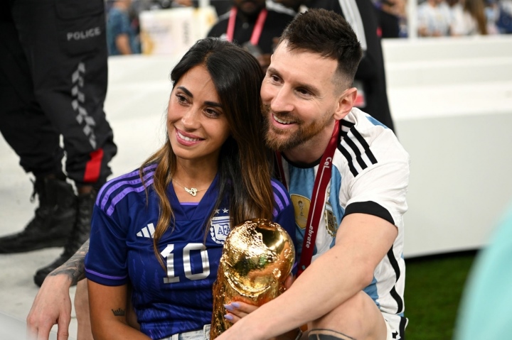 Chiều vợ như Messi: Vô địch thế giới vẫn phải ưu tiên phục vụ nóc nhà khoe cúp-2