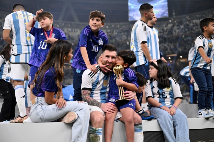 Chiều vợ như Messi: Vô địch thế giới vẫn phải ưu tiên phục vụ nóc nhà khoe cúp-3