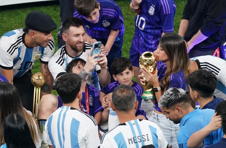 Chiều vợ như Messi: Vô địch thế giới vẫn phải ưu tiên phục vụ nóc nhà khoe cúp-4
