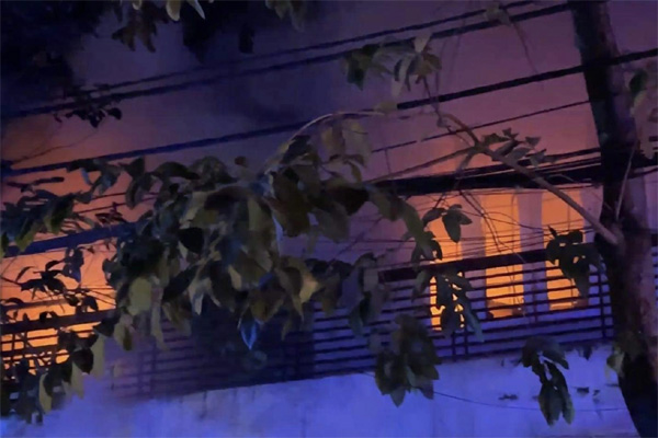 Cháy lớn một ngôi nhà trên phố cổ Hà Nội trong chiều 29 Tết-4