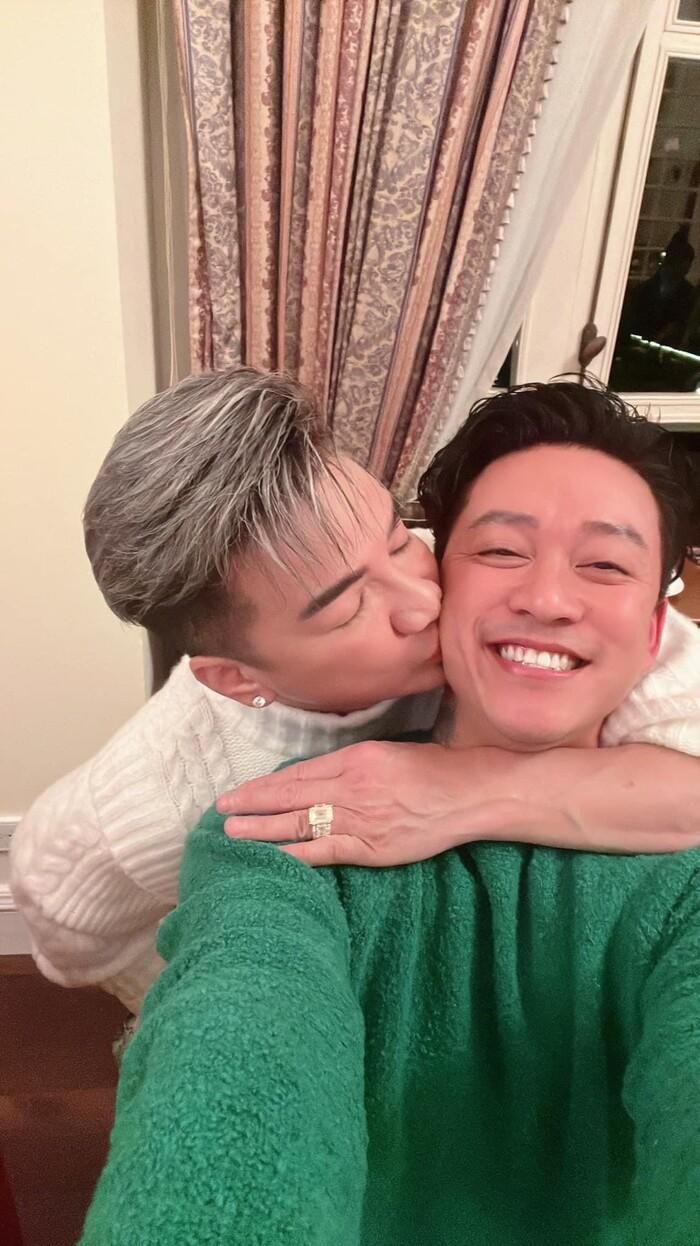 Đàm Vĩnh Hưng ôm hôn thắm thiết một ca sĩ Vbiz, netizen trầm trồ trước mối quan hệ của cả hai-1