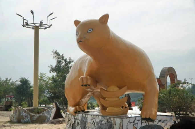 Tượng mèo giống chuột gây tranh cãi ở Thanh Hóa-1