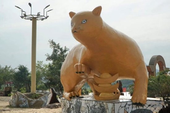 Tượng mèo giống chuột gây tranh cãi ở Thanh Hóa