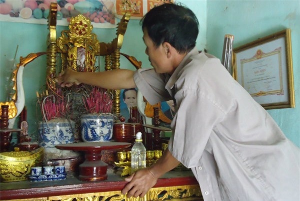 Bao sái bàn thờ cứ dùng nước lã là sai: Hòa thứ này vào để giải uế, cả năm tha hồ hưởng phúc-3