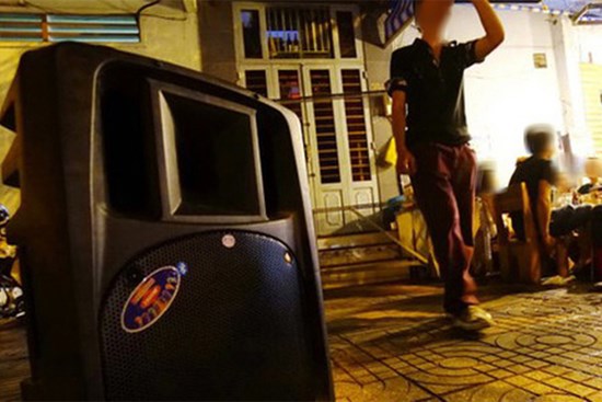 Bị hàng xóm của bạn đánh gãy răng vì hát karaoke ồn ào