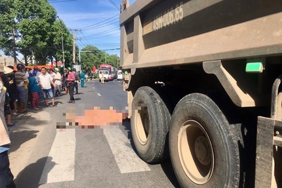 Thương tâm anh trai 10 tuổi chở em gái 8 tuổi trên xe đạp bị xe ben tông