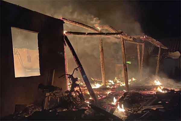 Đau lòng khi thấy người đàn ông ngồi bệt ở hành lang bệnh viện-1