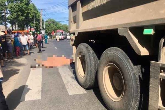 Thương tâm anh trai 10 tuổi chở em gái 8 tuổi trên xe đạp bị xe ben tông