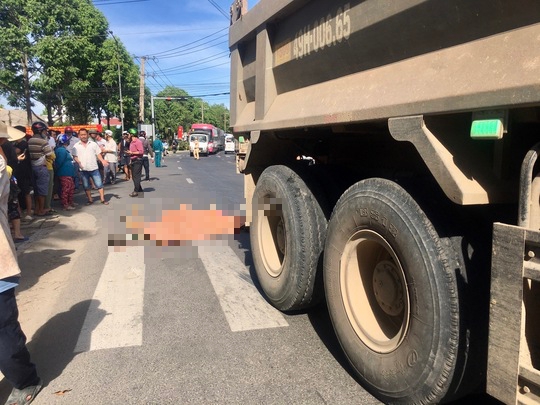 Thương tâm anh trai 10 tuổi chở em gái 8 tuổi trên xe đạp bị xe ben tông-1