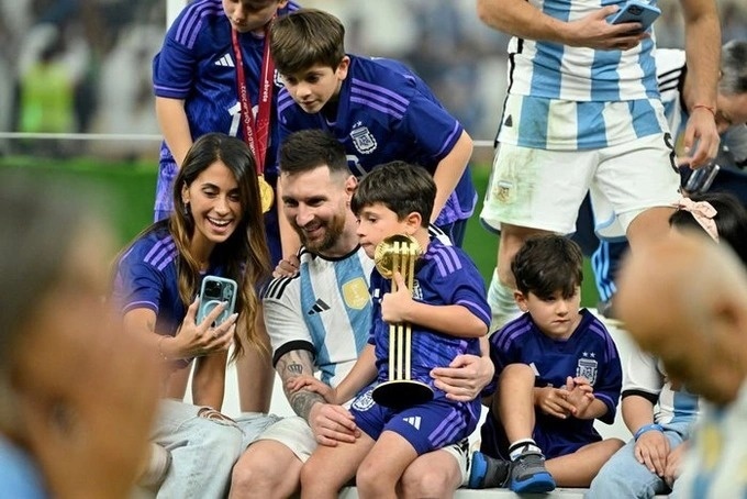 Là siêu sao bóng đá hàng đầu thế giới, Messi vẫn làm điều này cho 3 người con trai mỗi ngày-2