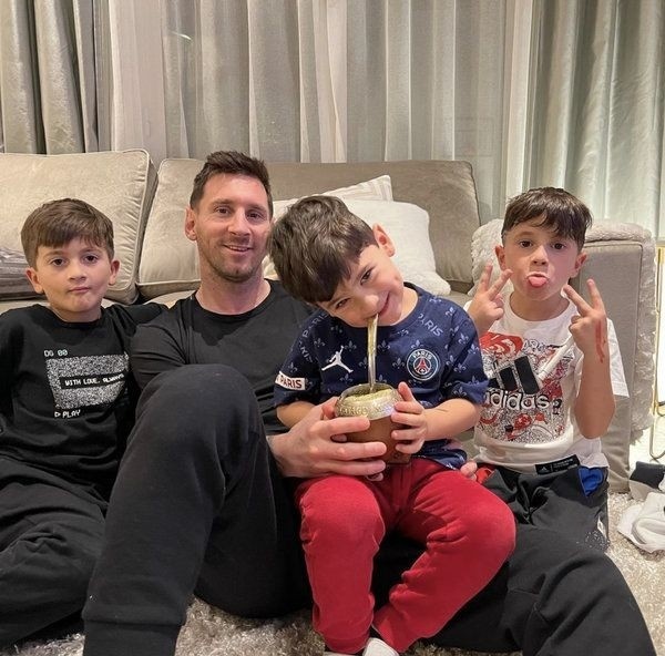 Là siêu sao bóng đá hàng đầu thế giới, Messi vẫn làm điều này cho 3 người con trai mỗi ngày-3