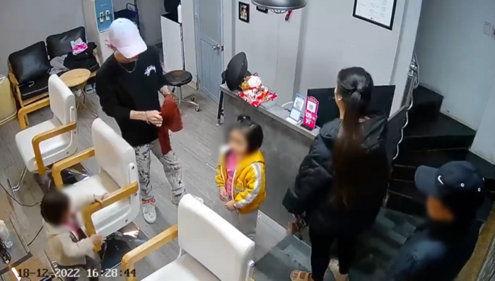 Bà lôi cả con lẫn cháu ra tiệm tóc vì cắt 3 sợi tóc hết 150 nghìn và cái kết không thể ngượng hơn-1