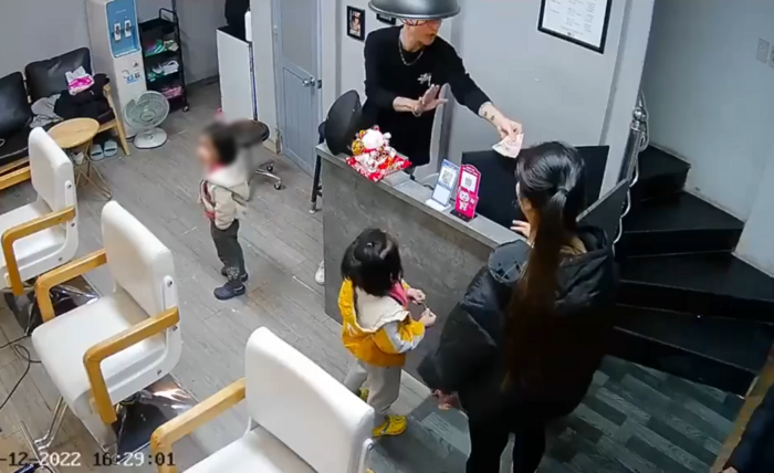 Bà lôi cả con lẫn cháu ra tiệm tóc vì cắt 3 sợi tóc hết 150 nghìn và cái kết không thể ngượng hơn-2