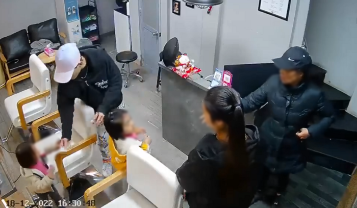 Bà lôi cả con lẫn cháu ra tiệm tóc vì cắt 3 sợi tóc hết 150 nghìn và cái kết không thể ngượng hơn-4