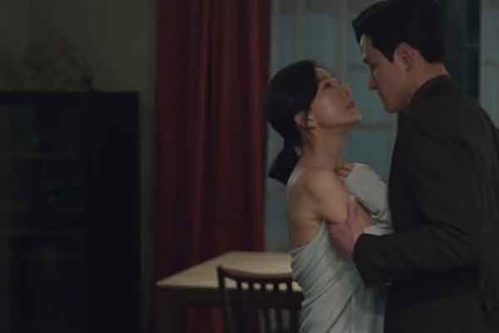 Đêm tân hôn mẹ chồng gõ cửa đưa cho một món đồ, tôi xách hành lý về luôn nhà đẻ