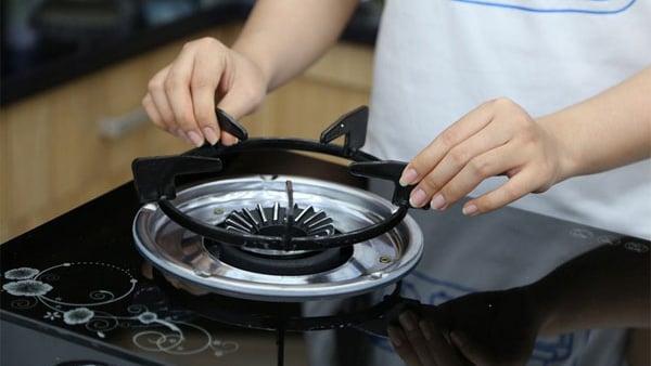 Trộn chút muối trắng với dầu gội: Lợi ích tuyệt vời, giải quyết vấn đề cả nam và nữ đều gặp-4